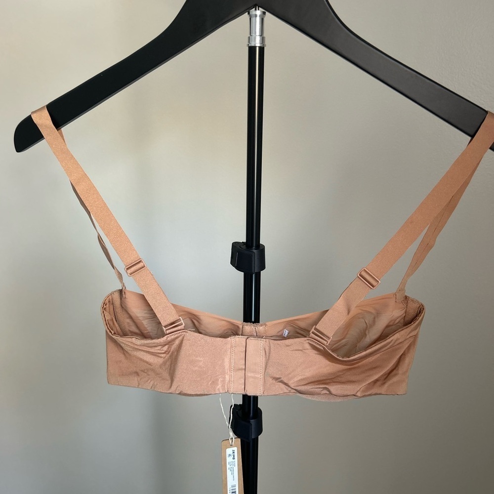 SKIMS Nude Underwire Bra - Picture 4 of 5